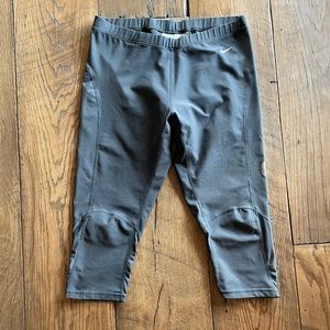 Nike Women's Size L 12-14 Capri Leggings Yoga Pants